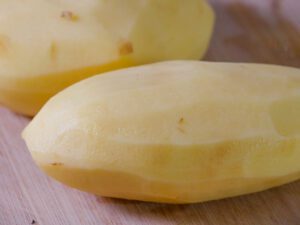 Kartoffeln für Püree schälen