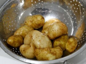 Kartoffeln für Risoleekartoffeln waschen