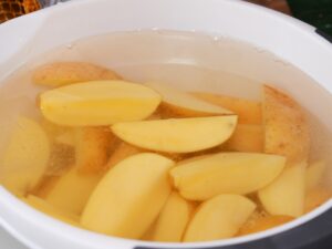 Kartoffeln für die Kartoffelecken in Wasser einlegen