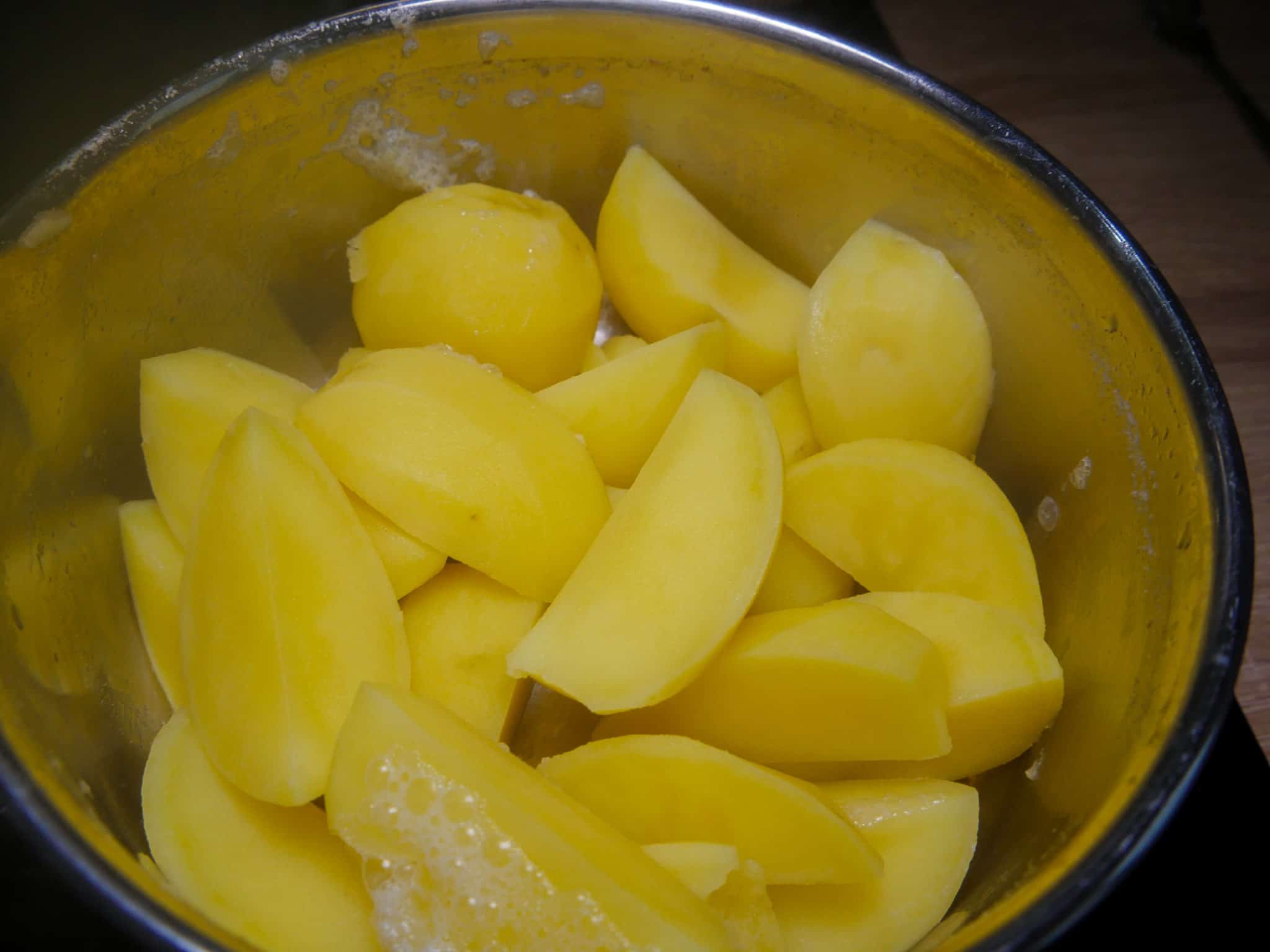 Kartoffeln für die Marcaire- Kartoffeln abgießen