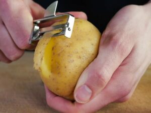 Kartoffeln für die Puffer schälen