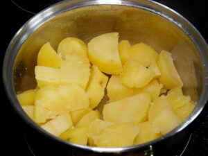 Kartoffeln für die Schupfnudeln abdämpfen