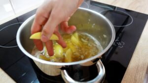 Kartoffeln im Birnen Bohnen Speck Eintopf mitköcheln lassen