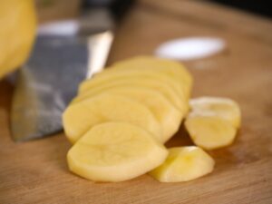 Kartoffeln in 1 cm dicke Scheiben schneiden für Zucchini Auflauf