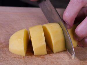 Kartoffeln in gleichgroße Stücke schneiden für klassischen Look