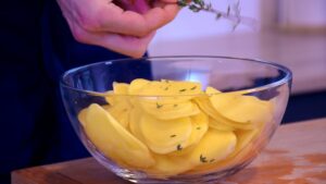 Kartoffelscheiben mit Thymian abschmecken