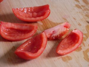 Kerne der Tomaten für Salsa entfernen