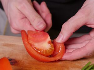 Kerngehäuse der Tomate für Zubereitung der Zuckerschoten entfernen