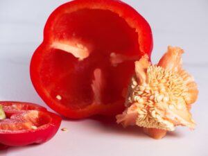 Kerngehäuse von Paprika für Paprikagemüse entfernen