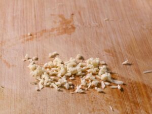 Knoblauch fein hacken