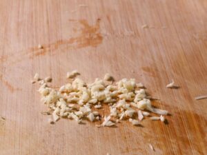 Knoblauch fein hacken für Reisnudeln