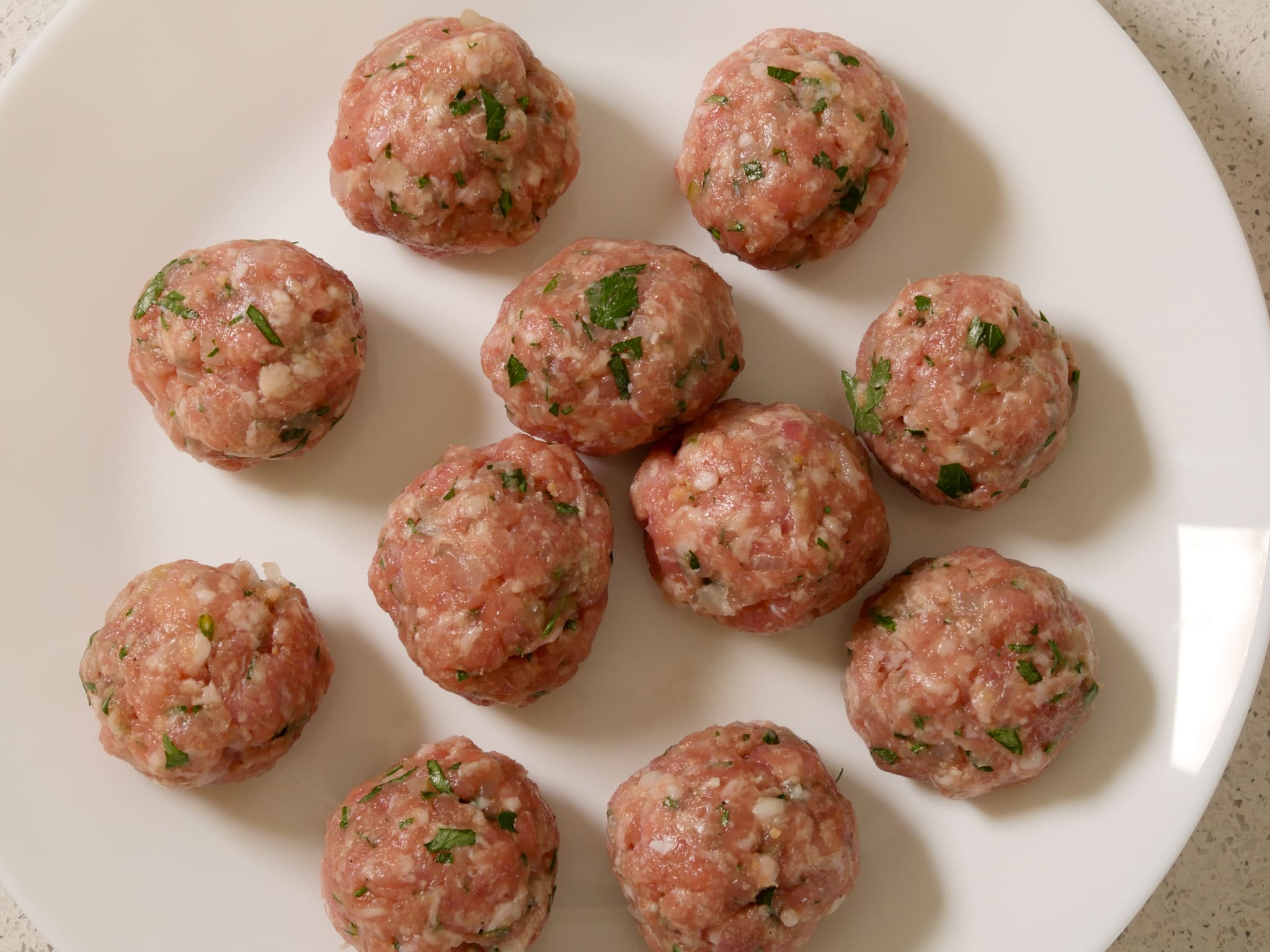 Köttbullar - Hackfleischbällchen in cremiger Soße - Mehr Genuss