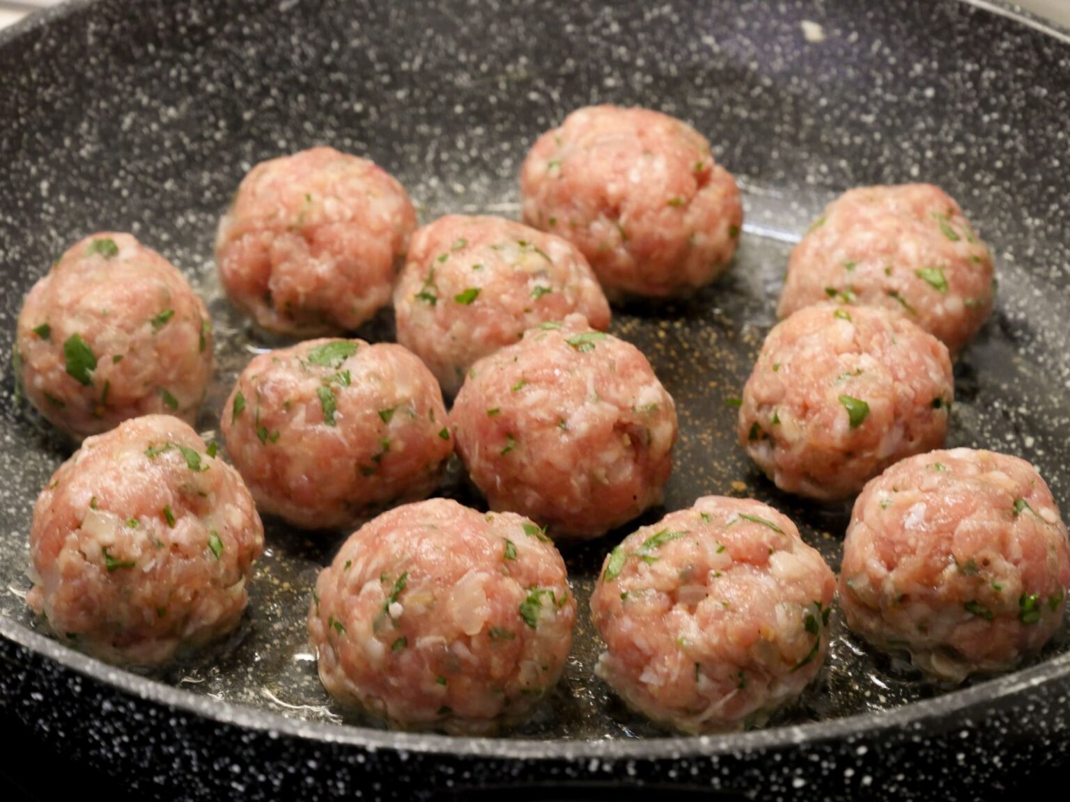 Köttbullar - Hackfleischbällchen in cremiger Soße - Mehr Genuss