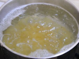 Kritharaki in Wasser kochen Griechische Nudeln
