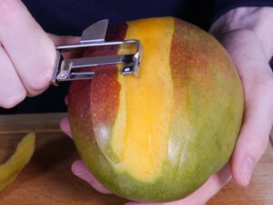 Mango schälen für Mayo-Jogurt Dip für Süßkartoffel Wedges