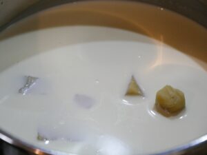 Marzipan in der Milch - Sahne auflösen