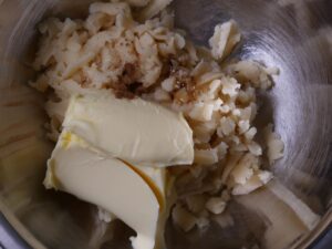 Marzipan mit Butter und Ei für Bratapfel Füllung vermengen