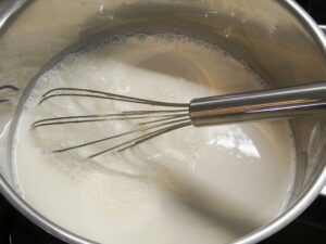 Milch Sahne und Zucker für Galaktoboureko erhitzen