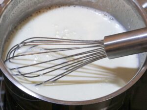 Milch für Joghurt erhitzen und Joghurt unterrühren
