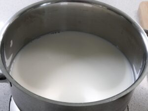 Milch für Pudding selber machen erhitzen