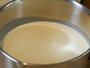 Milch und Sahne für das Marzipaneis