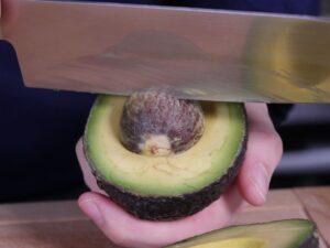 Mit einem Messer den Avocado Kern entfernen