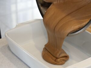 Mousse au chocolat in eine Auflaufform füllen und kalt stellen