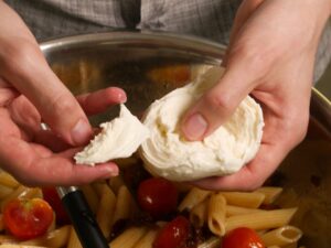 Mozzarella für italienischen Nudelsalat