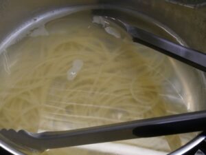 Nudeln in Wasser kochen für Spaghetti Amatriciana