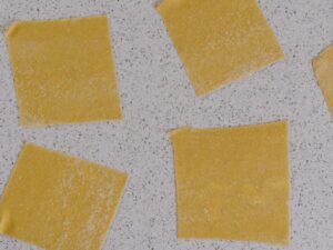 Nudelteig für Tortellini in Quadrate stechen