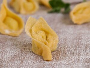 Nudelteig zu Tortellini geformt