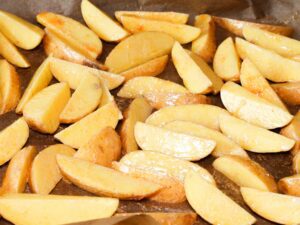 Ofenkartoffeln auf einem Blech