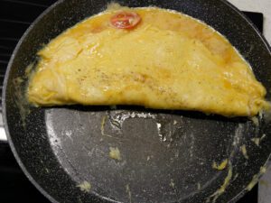 Omelett in Pfanne umklappen