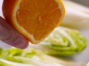 Orange über Chicoree hälften auspressen