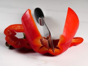 Paprika einschneiden für das Gemüse