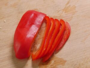 Paprika für Reisnudelpfanne in feine Streifen schneiden
