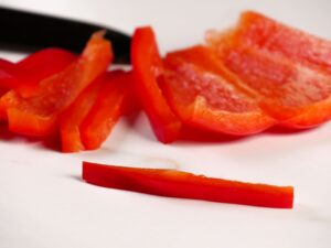 Paprika in Streifen schneiden für Paprikagemüse