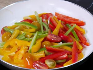 Paprika und Tomaten anschwitzen für Paprikagemüse