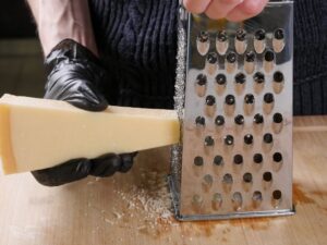 Parmesan fein reiben für Ravioli