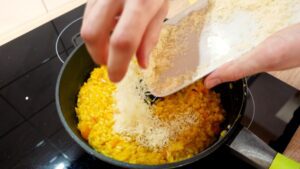 Parmesan und Butter zum Risotto