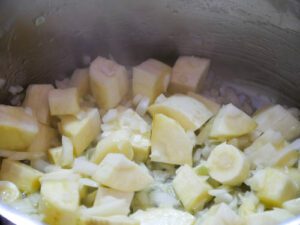 Pastinaken und Zwiebeln in Butter anschwitzen