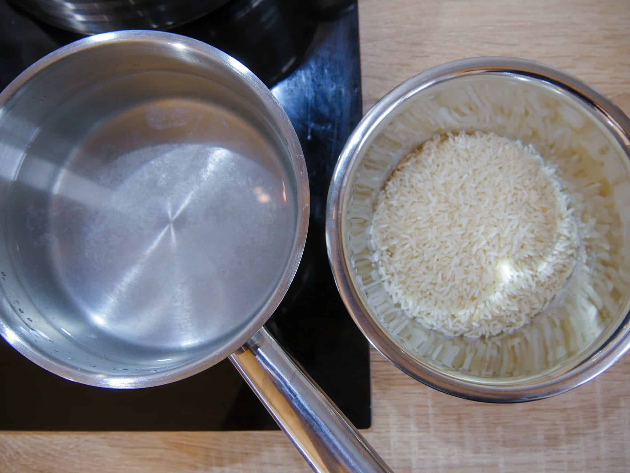 Reis für das Kürbis geschnetzelte kochen