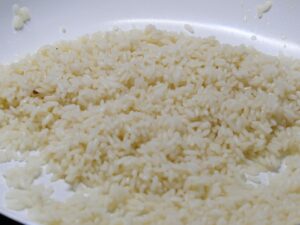 Reis in Pfanne anbraten