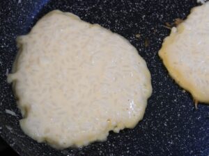 Reispfannkuchen mei mittlerer Stufe in Pfanne anbraten