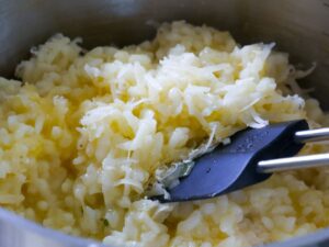 Risotto mit Butter und Parmesan gründlich verrühren