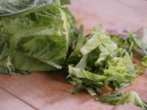 Römersalat für Romanesco Salat in Streifen schneiden