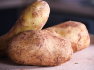 Rohe Kartoffeln fuer Pommes Frites