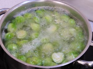 Rosenkohl für Salat in Wasser kochen