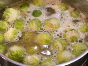 Rosenkohl in Gemüsebrühe für Suppe kochen