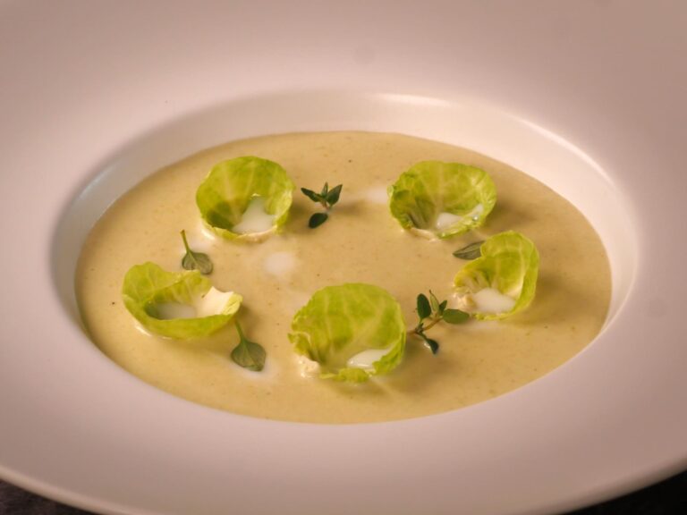 Auflauf mit Rosenkohl, Kassler und Räucherkäse - Mehr Genuss